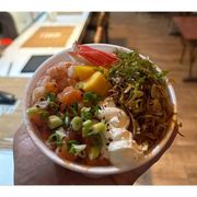Poke: Poke do Chefe - Camarão, salmão, manga, alho poró crispy, couve crispy, kani, cream cheese, gohan. 450 a 500gm