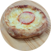 Esfihas Salgadas: Napolitana - Esfiha (Ingredientes: Mussarela, Parmesão, Tomate)