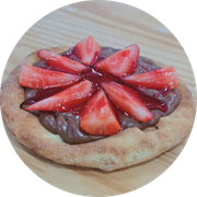Esfihas Doces: Moranguete - Esfiha (Ingredientes: Chocolate ao Leite, Geleia de Morango, Morango)