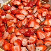 Doces: Morango com Chocolate - Pizza Pequena (25cm - 6 Fatias) (Ingredientes: Base de Brigadeiro Ao Leite, Chocolate Branco, GOTAS DE CHOCOLATE, Morango)