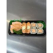 Combinados Com Sashimi: Individual Flambado - 4 sashimi salmão flambado 4 uramaki grelhado 2 niguiri salmão flambado