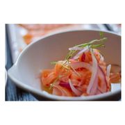 Entradas: Ceviche de Salmão 200g - Salmão marinado no limão, cebola e tomate com ervas aromáticas.
