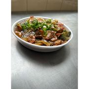 PRATOS QUENTES: Yakisoba Pequeno Misto 500 gramas - Yakisoba Tradicional – 500gMacarrão oriental com filé mignon, frango, cenoura, cebola, repolho acelga , brócoliscouve flor e nosso molho especial da casa. Sabor intenso em uma porção ideal para uma pessoa.