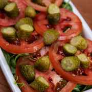 Porções: Salada da Casa - Porção Inteira (Ingredientes: Alface, picles, Rúcula, Tomate)