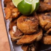 Porções: Frango a Passarinho 500g - Porção Inteira (Ingredientes: Creme de Alho, Frango A Passarinho, Molho Tartaro)