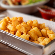 Porções: Mandioca Frita 300gr - Porção Inteira (Ingredientes: Creme de Alho, Mandioca Frita, Molho Tartaro)