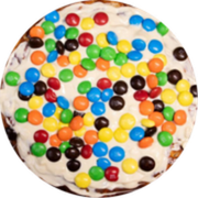 Doces: M&M C/ CHOCOLATE BRANCO - Pizza PEQUENA 25 cm /4 Fatias (Ingredientes: Chocolate Branco, m&m, Mussarela)