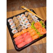 Combos Especiais: Combo Monster 44 Peças - Combo (Ingredientes: 06 niguiri salmao, 08 sashimi, 08 Uramaki philadelphia, 08 Uramaki skin, 6 Niguiri Atum, 8 Uramaki Atum com Gergelim)