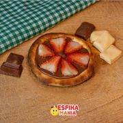 Esfihas doces campeãs: Chocolate com morango - Chocolate ao leite, morango.