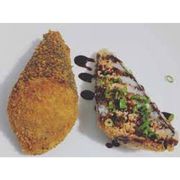 Temakis: Temaki Hot Filadélfia - Temaki de saslmão, cream cheese e cebolinha todo empanado na farinha panko e frito