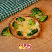 Esfihas salgadas: Brócolis - Esfihas salgadas (Ingredientes: Brócolis, muçarela)