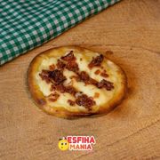 Esfihas salgadas: Catubacon - Esfihas salgadas (Ingredientes: Bacon, Catupiry, muçarela)