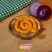 Esfihas salgadas: Carne com cheddar - Esfihas salgadas (Ingredientes: Carne moída , tomate , cebola ,cheiro verde , tempero especial., Cheddar)