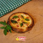 Esfihas salgadas: Marguerita - Esfihas salgadas (Ingredientes: Manjericão, muçarela, Parmesão, Tomate Picado)