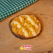 Esfihas salgadas: Caipira - Esfihas salgadas (Ingredientes: Catupiry, Frango desfiado vermelho, Milho)