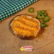 Esfihas salgadas: Frango Cheddar - Esfihas salgadas (Ingredientes: Cheddar, Frango desfiado vermelho)