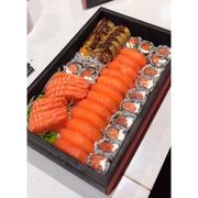 Combinados: combinado sake - 50 peças, sendo elas 10 sashimi salmão, 12 sushi salmão, 16 uramaki filadélfia, 12 makimono hot filadélfia