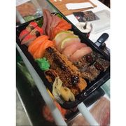 Combinados: combinado simples - 22 peças , sendo elas: 2 sashimi salmão, 2 sashimi atum, 2 sashimi peixe branco, 2 sushi salmão, 2 sushi peixe branco, 2 sushi atum, 2 sushi kani, 2 sushi skin, 6 hot filadélfia