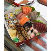 Combinados: Combinaado tokyo - 40 peças sendo elas, 5 sashimi salmão, 5 sashimi atum, 5 sashimi peixe branco, 2 sushi salmão, 2 sushi peixe branco, 2 sushi atum, 2 sushi skin, 2 sushi kani, 4 uramaki califórnia, 4 uramaki skin, 7 makimono hot filadélfia