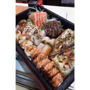 Combinados: combinado ichiban - 5 sasshimi flambado c/ azeite, 5 sashimi atum selado, 2 sushi haddock c/hortelã, 2 sushi salmão flambado c/ cream cheese, 2 sushi branco flambado c/ alho, 2 sushi atum flambado c/ açúcar mascavo, 5 hot ichirashi, 5 makiburi, 1 temaki hot filadélfia