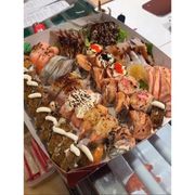 Combinados: combinado do chefe - 52 peças, sendo elas: 5 sashimi salmão, 5 sashimi peixe branco, 5 sashimi polvo, 5 sashimi atum, 4 sushi salmão, 2 sushi atum, 2 sushi branco, 2 suhsi camarão, 5 sushi joe, 5 makiburi, 12 hot filadélfia