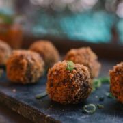 Entradas: bolinho do chefe (6 unidades) - crocante e suculento recheado com cram cheese e as partes mais nobres dos peixes