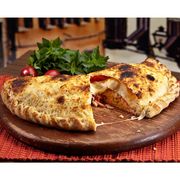 Calzone: Calzone Americano - Massa de longa fermentação recheada com Molho de Tomate Italiano, Mussarela, Presunto, Ovo, Cebola e Bacon