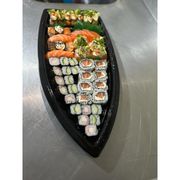 Combinados Com Sashimi: yakuza - 8 Sashimi Salmão 8 Hot roll Salmão 8 Uramaki Filadelfia 8 Hossomaki Kani 8 Hossomaki Pepino 4 Joe Salmão 2 Niguiri Salmão 2 Niguiri skin/48 Peças total /