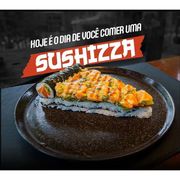 item: Sushizza - Serve até 2 pessoas, Borda de Makimono Filadélfia. Recheio: Sunomono, salmão, maionese temperada, cebolinha.