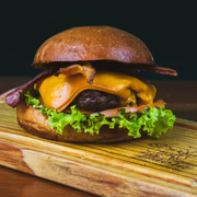 Sanduíches: Burguer Classic - Hambúrguers (Ingredientes: Alface, Bacon, Blend Artesanal Bovino 150g, Molho Daora, Queijo Cheddar, Tomate)