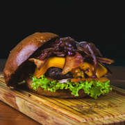 Sanduíches: Burguer Rustic - Hambúrguers (Ingredientes: Alface, Bacon, Blend Artesanal Bovino 150g, cebola caramelizada, Molho Daora, Queijo Cheddar, Tomate)