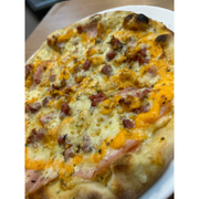 Salgadas: Tô na Disney - Pizza Grande (Ingredientes: Alho Crocante, Bacon, Cheddar, Lombo Canadense, Molho, Mussarela, Orégano)