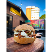 Hambúrguers: Pulled Pepper Sandwich - Hambúrguer (Ingredientes: Catupiry Original, Cebola Crispy, maionese de alho e hortelã, Molho BBQ, pão crocante, Pimenta Jalapeno, Pulled Pork)