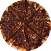 Salgadas: Brisket (Peito Bovino Defumado) - Pizza G (Ingredientes: Brisket by Gheyler Parrillero, Molho de Tomate, Mussarela, Orégano)