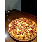 Calabresa: Paulista - Pizza Grande (Ingredientes: Bacon, Calabresa, Ervilha, Milho, Molho, Mussarela, Orégano, Palmito)