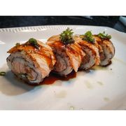Uramakis: URAMAKI SALMÃO ESPECIAL FLAMBADO - RECHEIO SALMÃO GRELHADO, CREEAN CHEESE , CEBOLINHA E GERGELIN