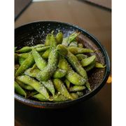 Entradas Quentes: Edamame (150 G) - Edamame puxado na manteiga, finalizado com flor de sal.