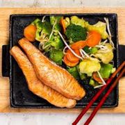 Teppan: tepan salmão com legumes - Prato Quente (Ingredientes: cenoura, repolho, brocolis ninja, couve flor, SALMÃO GRELHADO)