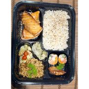 Bentō: Bentō - Salmão Gelhado - Salmão grelhado , Shari (arroz japonês), couve flor, sunomono, pimenta biquinho, gyouza, futomaki , macarrão temperado