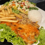 Pratos A La Carte: Filé Mignon à Parmegiana Individual - Prato (Ingredientes: Arroz, Filé Mignon, Polenta Frita, Salada Tropical)
