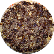 Brood: Filé na Cebola Caramelizada - Pizza Pré-Assada | Grande (Ingredientes: Molho de Tomate, Muçarela, Iscas de Filé, Cebola Caramelizada, Orégano)