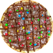Doces Premium: Explosão Premium - Pizza Pequena (Ingredientes: Chocolate ao Leite, Kit Kat ®, M&M