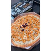 Especiais: CAMARÃO C/ CATUPIRY - Pizza (Ingredientes: Azeitonas, Camarão, Catupiry Original, Molho de tomate artesanal, Orégano)