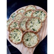 Salgadas: QUEIJO BRANCO - Esfiha (Ingredientes: Queijo branco temperado com salsinha)