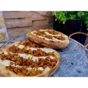 Salgadas: FRANGO CRISPY - Esfiha (Ingredientes: Bacon, Cebola Crispy Crocante, Cream Cheese, Frango)