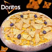 Tradicionais: DORITOS - Pizza (Ingredientes: Azeitonas, Cheddar, Doritos, Frango, Molho de tomate artesanal, Orégano)