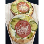 Salgadas: ABOBRINHA - Esfiha (Ingredientes: Abobrinha, Mussarela, Parmesão, Tomate)