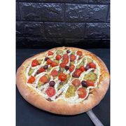 Premium: ABOBRINHA PREMIUM - Pizza (Ingredientes: Abobrinha, Azeitonas, Carne seca refogada com azeite, alho e pimenta biquinho, Cream Cheese, Molho de tomate artesanal, Mussarela, Orégano, Tomate Cereja)