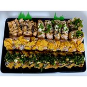 Combinados Com Sashimi:  Tokio Especial Premium – Flambado & Exclusivo! - Uma seleção refinada e cheia de personalidade para quem busca o melhor do sushi grelhado. 6 unidades de sashimi de salmão flambado 2 Jow de salmão flambado 4 nigris clássicos de salmão flambado 1 batterá de salmão flambado, finalizado com Doritos crocante 12 hot rolls cobertos com couve crisp crocanteFinalização gourmet com molho tare artesanal, gergelim e cebolinha fresca.Um espetáculo de sabores, texturas e apresentação. Totalmente grelhado. Totalmente irresistível.