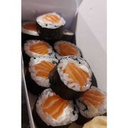 Makimono: Filadelfia Salmão (10 UNIDADES) - Arroz, cream cheese, salmão enrolado em alga marinha